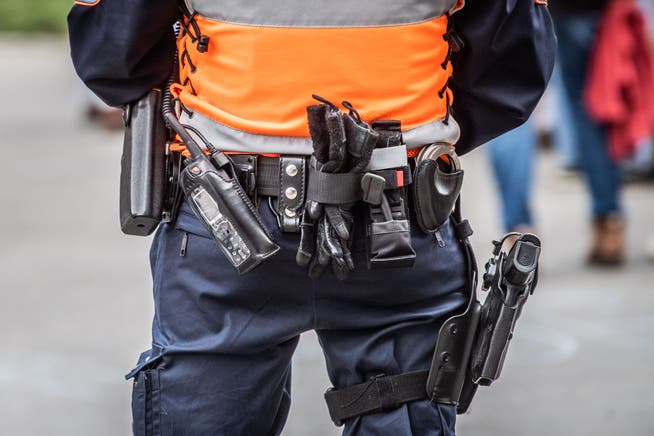 Für Transporte von Festgenommenen dürfen Luzerner Polizisten auf Handschellen zurückgreifen.