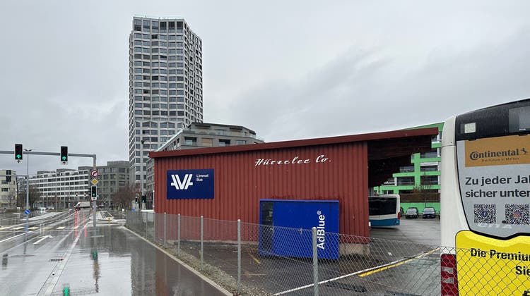 Eine von zwei Garagen für die Busse im Limmattal befindet sich am Rande des Dietiker Limmatfelds. (Florian Schmitz)
