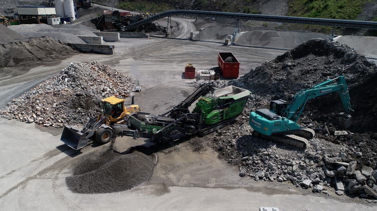 Auf dem Areal des ehemaligen Kieswerks Aennerberg in Oberdorf werden für die Betonanlage Zuschlagstoffe aus Abbruchmaterial gewonnen. Die mobile Brecheranlage wird beschickt. (Bild: PD)