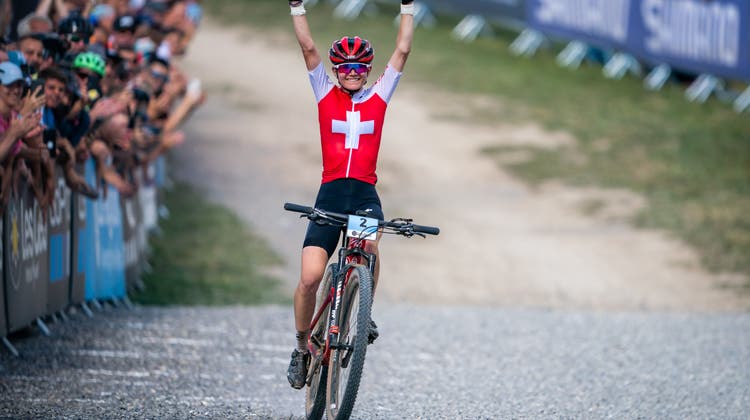 Monique Halter ist auch mit dem Mountainbike erfolgreich. In Les Gets in Frankreich wurde sie im vergangenen August U19-Weltmeisterin im Cross Country. (Bild: Maxime Schmid / KEYSTONE)