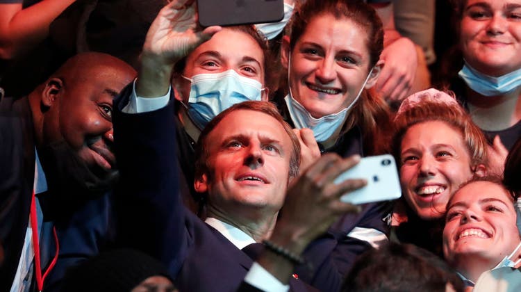 Macron beim Selfieschiessen – obwohl das Bad in der Menge auch seine Tücken hat. (Bild: Keystone)