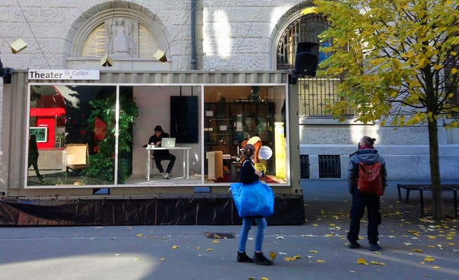 Alexander Stutz arbeitet im November 2021 im Theatercontainer an seinem Stück.