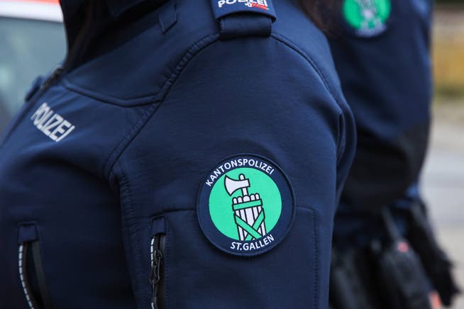 Die Kantonspolizei St.Gallen stellt fest, dass es immer wieder zu Betrugsversuchen von falschen Polizistinnen und Polizisten kommt.