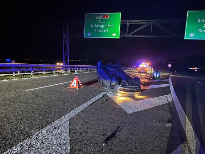 Das Auto überschlug sich und kam auf dem Dach zum Stillstand.