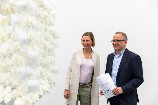 Aaraus Stadträtin Suzanne Marclay-Merz und ihr Nachfolger im Grossen Rat, Stadtpräsident Hanspeter Hilfiker, an der Vernissage von Blumen für die Kunst.