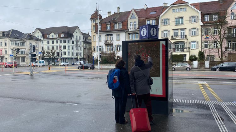 Zwei Touristen schauen sich den Übersichtsplan am Hauptbahnhof an. (Judith Frei)