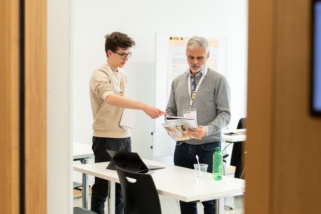 Die Jungforschenden, die sich für den Final qualifizieren, erhalten ein Coaching von einem Experten oder einer Expertin und können so ihr Projekt weiterentwickeln.