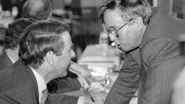 Showdown in Einsiedeln: Nationalrat Christoph Blocher spricht im Oktober 1992 an der Delegiertenversammlung der Schweizerischen Volkspartei (SVP) zu Bundesrat Adolf Ogi. (Keystone)