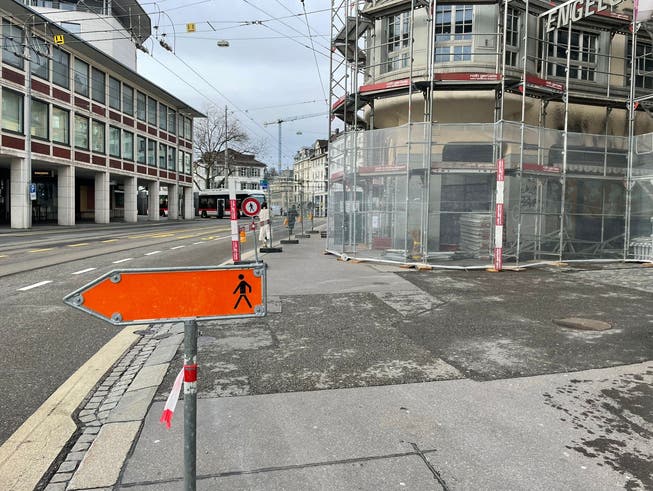 Momentaufnahme. In der vergangenen Woche haben die Bauarbeiten an der sogenannten Schmatzinsel beim Marktplatz begonnen. Das am Gebäude angebrachte Gerüst blockiert das Trottoir, weshalb Fussgängerinnen und Fussgänger die Strassenseite wechseln müssen. Im Stadtmelder befürchtet eine Person, dass es zu gefährlichen Verkehrssituationen an der Stelle kommen wird. Gemäss ihrer Aussage sei der Umweg nämlich zehnmal länger als der direkte Weg. Deshalb werde kaum eine Fussgängerin oder Fussgänger die Strassenseite wechseln und stattdessen auf die Autospur ausweichen.