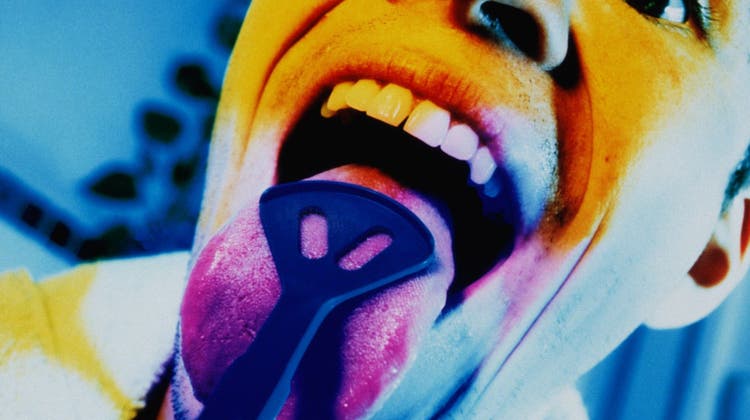 Das Zungenschaben hilft, über Nacht angesammelte toxische Stoffe von der Zunge zu entfernen. Das reduziert Mundgeruch. (Bild: Getty)