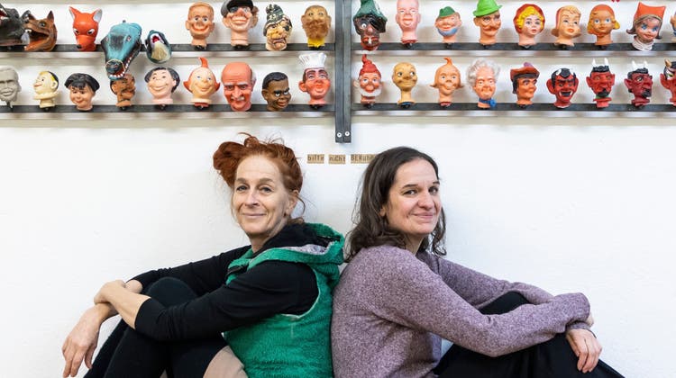 Sibylle Grüter (links) und Jacqueline Surer leiten das Figurentheater und treten auch selbst regelmässig dort auf. (Bild: Patrick Hürlimann (Luzern, 18. Januar 2023))