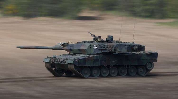 Von ihm versprechen sich die Ukrainer eine Wende auf dem Schlachtfeld: ein Leopard-Panzer, hier bei einem Manöver im deutschen Munster. (Morris Macmatzen /  Getty Images Europe)
