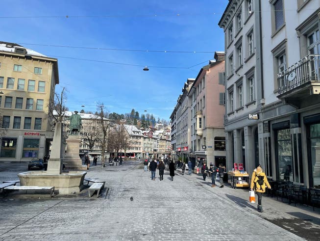 Momentaufnahme. Tiefere Temperaturen und leichter Schneefall: Diese Woche hat sich der Winter zurückgemeldet. Der Schnee blieb allerdings nicht lange liegen. Die Marktgasse ist am Donnerstagmittag dennoch weiss – «dank» einer Kombination aus Kälte und Salz.
