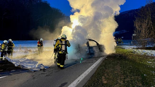 Nach dem Unfall geriet ein Fahrzeug in Brand.