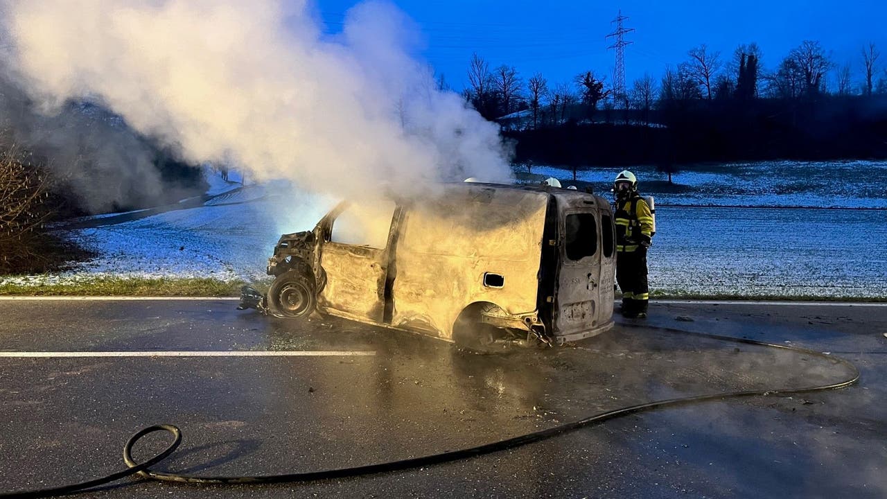 Densbüren, 20. Januar: Beim Überholen kam es zu einer Frontalkollision. Ein Auto fing Feuer und brannte komplett aus.