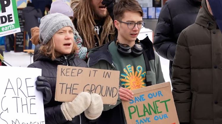 Klimastreik in Davos: Aktivisten versammeln sich um Greta Thunberg zum Protest