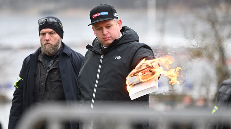Der schwedisch-dänische Rechtsextremist Rasmus Paludan hat mit seiner öffentlichen Koranverbrennung eine Lawine losgetreten. (Fredrik Sandberg/Tt / EPA)