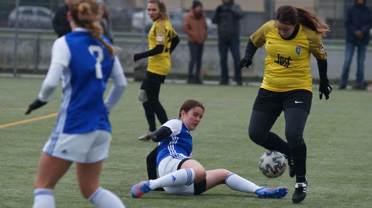 Sie ist zurück auf dem Platz: Marina Radulovic (gelbes Dress) gab beim FC Schlieren ihr Comeback nach über drei Jahren Pause wegen Verletzung. (Ruedi Burkart (21. Januar 2023))