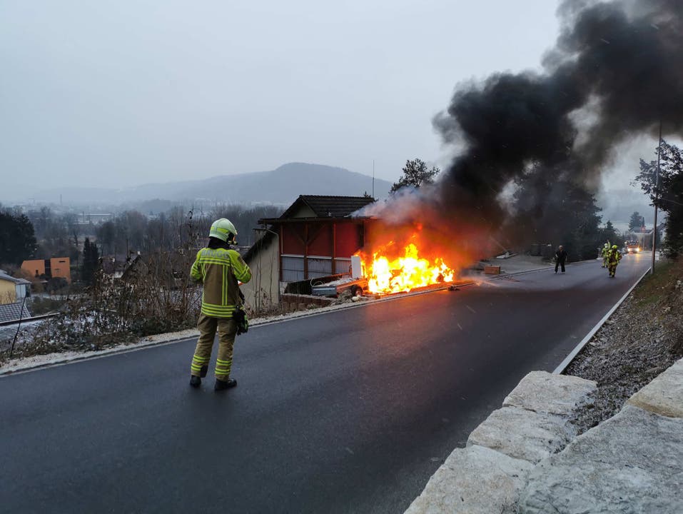 Brugg, Samstag 21. Januar: Auto brennt lichterloh. 
