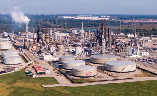 Der AHV-Ausgleichsfonds Compenswiss investiert auch in Firmen wie Exxon: Deren Ölraffinerie in Channahon, Illinois USA, produziert täglich 34 Millionen Liter Benzin und Diesel. 