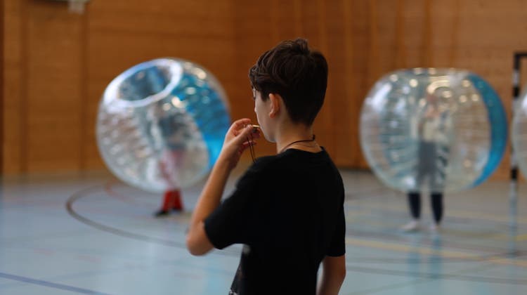 Der junge Schiedsrichter pfeift das Bubble-Soccer-Turnier an. (Bild: Manuela Olgiati)