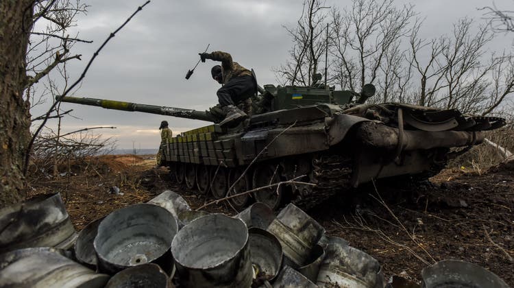 Ein ukrainischer Soldat auf einem T-72 Panzer in der umkämpften Ostukraine: Moskau hat am Wochenende die nächste Grossoffensive in der Region angekündigt. (Oleg Petrasyuk / EPA)