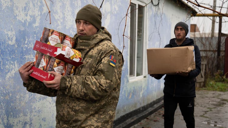Ukrainische Soldaten tragen eine Lebensmittellieferung zur Feldküche. Nun steht der Verdacht im Raum, dass sich Armeelieferanten dank staatlicher Mithilfe unzulässig bereichern. (Ashley Chan/Getty)