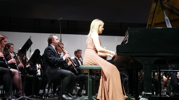 Die Feldmusik Sarnen spielt mit der Solistin Patricia Ulrich das Klavierkonzert  in F-Dur von George Gershwin. (Bild: Romano Cuonz (Sarnen, 21. Januar 2023))