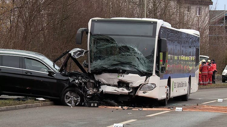 Auto kracht in Linienbus – vier Verletzte
