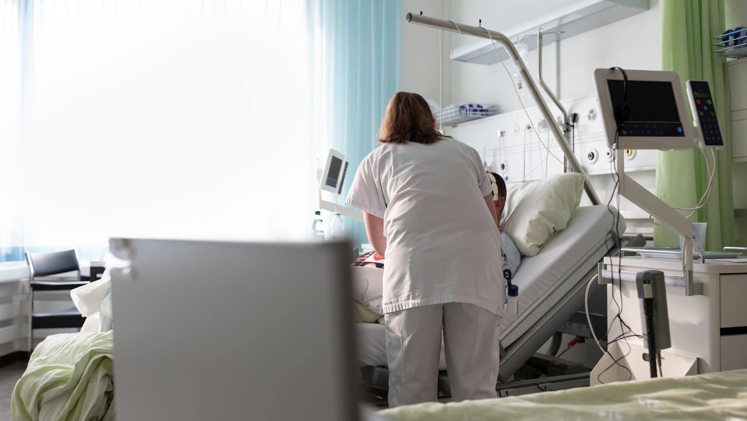 Eine Pflegefachfrau pflegt einen Patienten: Im Kanton Solothurn waren Lohnzuschläge für Nacht- und Wochenendarbeit bisher vergleichsweise tief. (Gaetan Bally)
