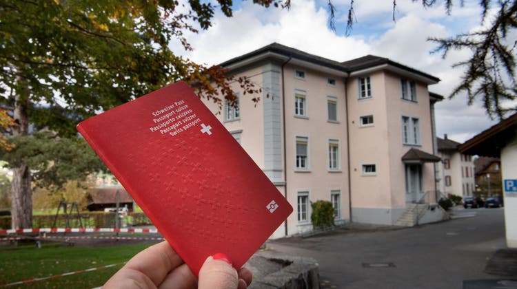 Aktuell muss man mindestens zehn Jahre in der Schweiz gelebt haben, um den roten Pass beantragen zu können. (Bild: Corinne Glanzmann/Luzerner Zeitung)