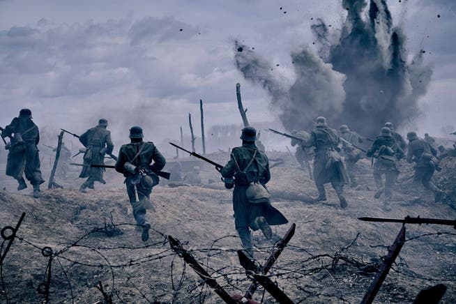 Das deutsche Antikriegsdrama «Im Westen nichts Neues» darf mit neun anderen Produktionen auf den Oscar als «Bester Film» 2022 hoffen.