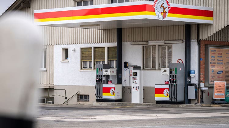Seit dem 5. Januar gehört die Tankstelle im Waldhof zum Ruedi-Rüssel-Netz. Nach der Panne zur Eröffnung kommt seither der richtige Treibstoff aus dem Zapfhahn. (Bild: Reto Martin)