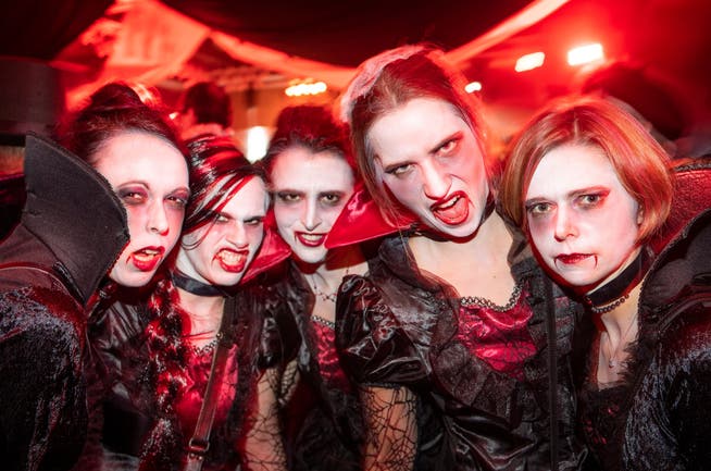 Tolle Kostüme, grusliges Make-up und ein wenig Blut – das vampirische Fest in Rorschach bringt Stil in die Eventhalle.