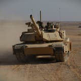Ein amerikanischer Kampfpanzer des Typus M1A2 Abrams während eines Manövers in Jordanien. Der massige Abrams kann sich querfeldein mit einer Geschwindigkeit von 48 Kilometern pro Stunde fortbewegen. (Bild: Imago)