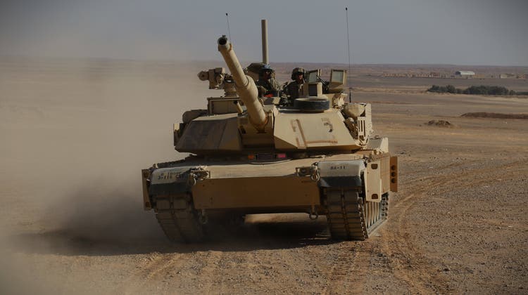 Ein amerikanischer Kampfpanzer des Typus M1A2 Abrams während eines Manövers in Jordanien. Der massige Abrams kann sich querfeldein mit einer Geschwindigkeit von 48 Kilometern pro Stunde fortbewegen. (Bild: Imago)