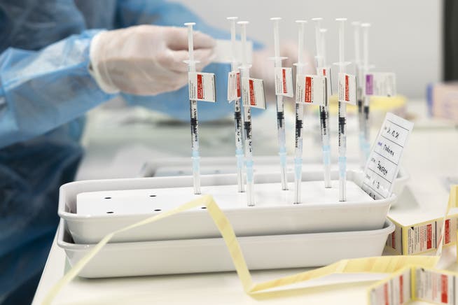 Das Bundesamt für Gesundheit empfiehlt gefährdeten Personen, sich für den Winter gegen Covid 19 zu impfen.