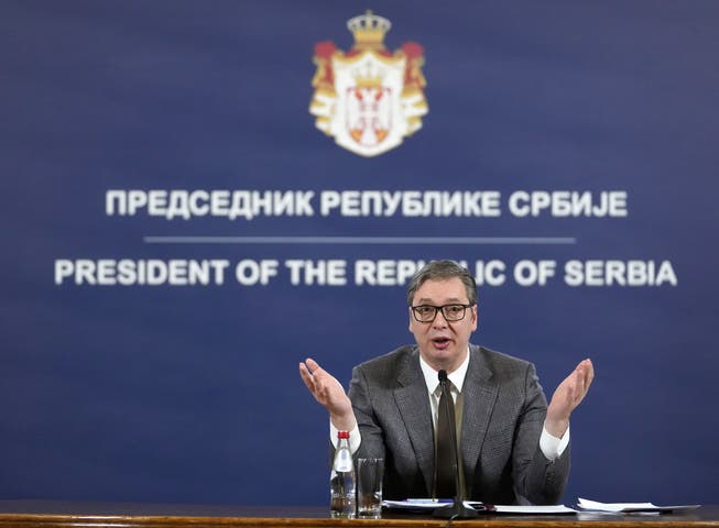 Wie ein geprügelter Hund, aber bis zuletzt trotzig: Serbiens Präsident Aleksandar Vucic bereitet die Öffentlichkeit auf den unvermeidlichen Vertragsabschluss mit dem Kosovo vor.