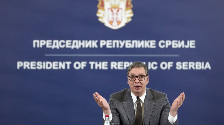 Wie ein geprügelter Hund, aber bis zuletzt trotzig: Serbiens Präsident Aleksandar Vucic bereitet die Öffentlichkeit auf den unvermeidlichen Vertragsabschluss mit dem Kosovo vor. (Bild: Darko Vojinovic / ap)