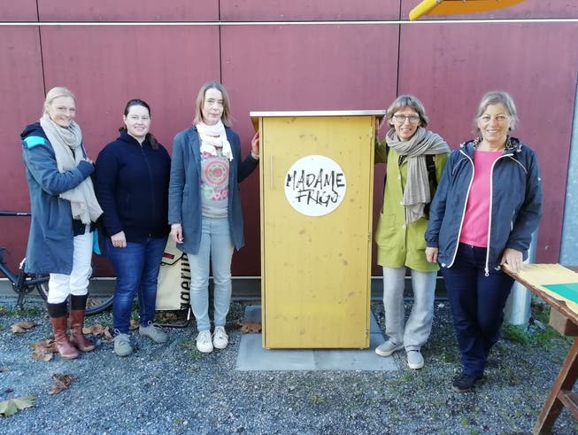 Franziska Kissling (2.v.r.) und vier freiwillige Helferinnen von «Madame Frigo» bei der Eröffnungsfeier Ende Oktober 2022.