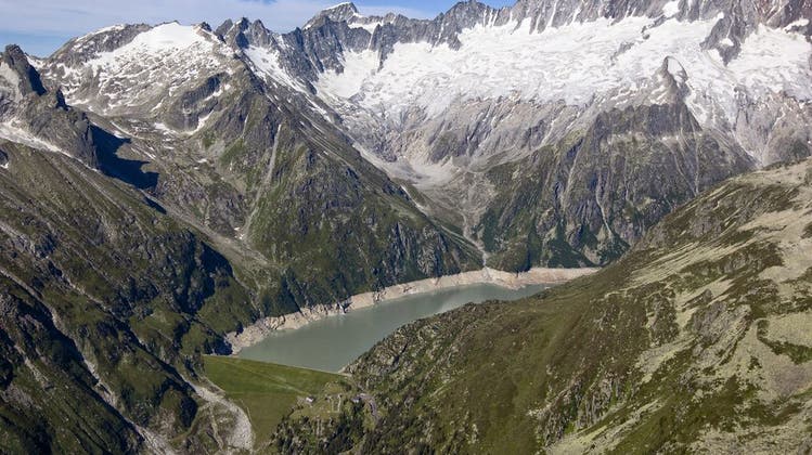 The dam wall of the Goescheneralpsee pictured Monday, July 4, 2011 near Goeschenen in the Canton of Uri, Switzerland. The volume of the reservoir is 76 million qubic meters and its surface area is 1.32 square km. (KEYSTONE/Alessandro Della Bella) (Alessandro Della Bella / KEYSTONE)