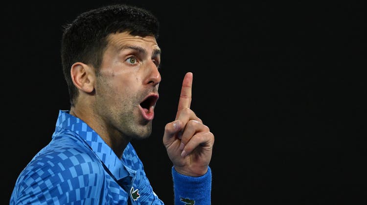 Novak Djokovic peilt mit einer Verletzung am linken Oberschenkel seinen zehnten Titel bei den Australian Open an. (Lukas Coch / EPA)