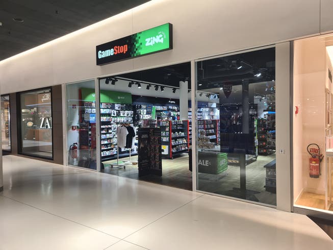 Die Gamestop-Filiale in der Shopping-Arena ist weiterhin geöffnet, obwohl es im Oktober noch hiess, dass sie per Anfang des Jahres geschlossen wird.