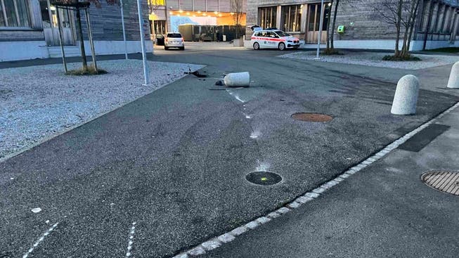 In Altstätten kam ein Autofahrer von der Strasse ab und rammte einen Betonpoller.