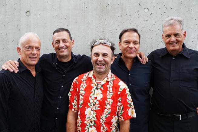Die Band Colours spielt Eigenkompositionen und Coversongs.