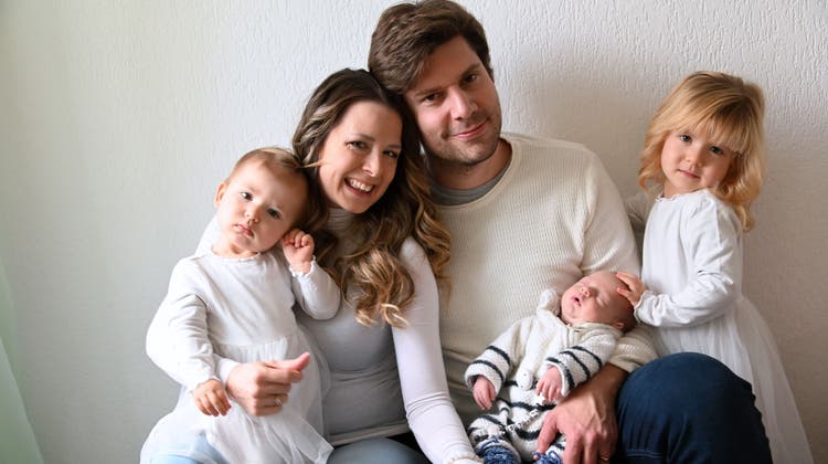 Jasmin und Raphael Annen zu Hause mit ihren drei Kindern Ylvie (3 Jahre), Liv (1,5 Jahre) und Nils (knapp 7 Wochen). (Bild: Nathalie Herren/Herzensbilder)