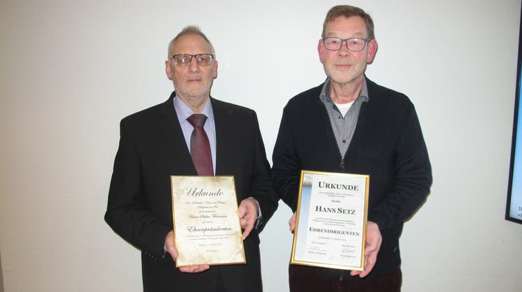 Der neue Ehrenpräsident Stefan Thalmann und der neue Ehrendirigent Hans Setz (rechts). (Bild: Otmar Näpflin (Hergiswil, 21. Januar 2023))