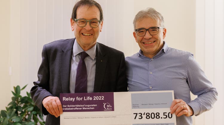 OK-Präsident Urs Ackermann (rechts) übergibt Andreas Eng, Vereinspräsident der Krebsliga Solothurn, den Check. (Tom Ulrich)