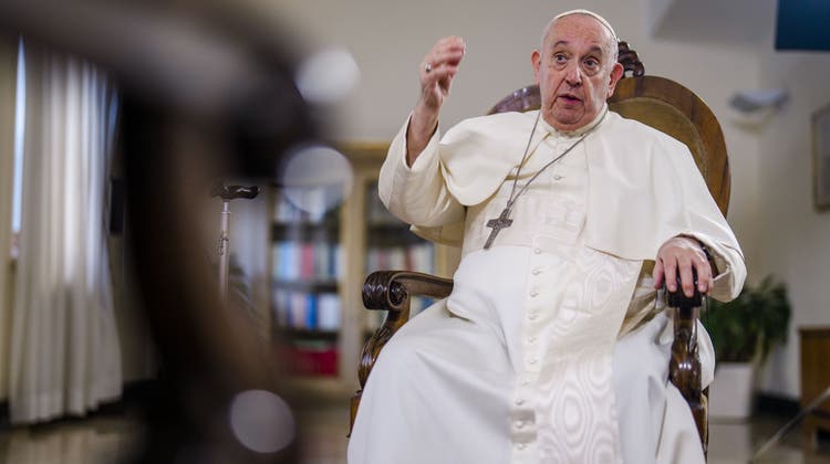 Nichts als Wertschätzung gegenüber seinem Vorgänger: Papst Franziskus während seinem Interview mit Associated Press. (Domenico Stinellis / AP)