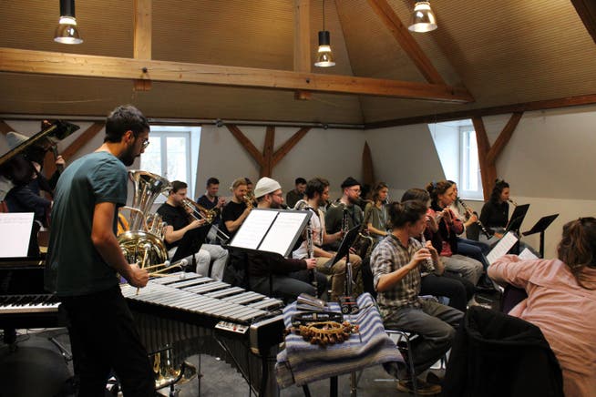 Demian Coca (ganz links) probt mit dem Jazzorchester für den Auftritt in der Alten Reithalle.